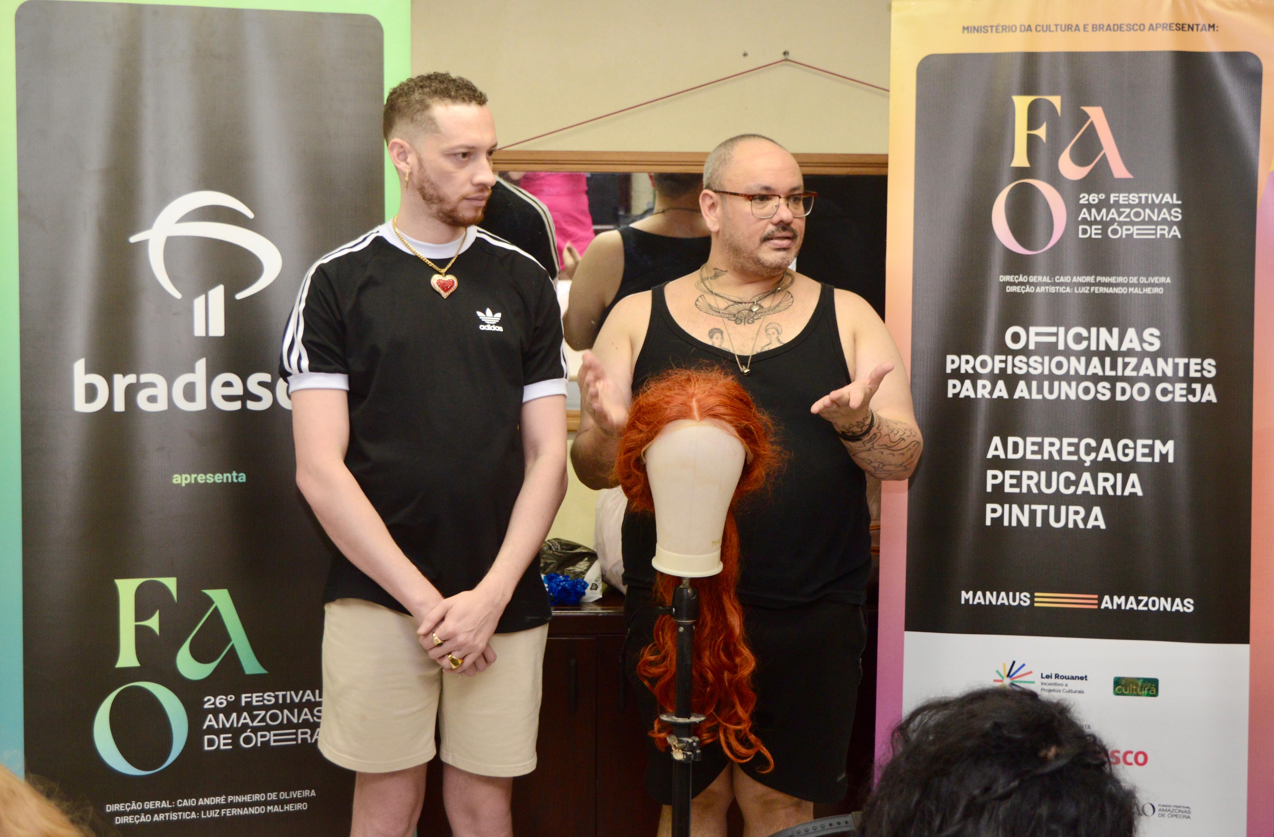 "Ópera nas Escolas": Oficina gratuita ensina alunos de Manaus a desenvolverem perucas