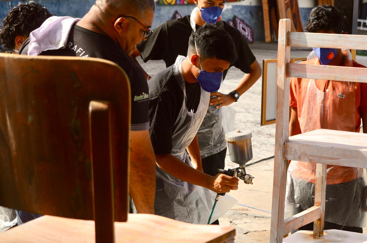 “Ópera nas Escolas” realiza oficina de pintura cênica em Manaus